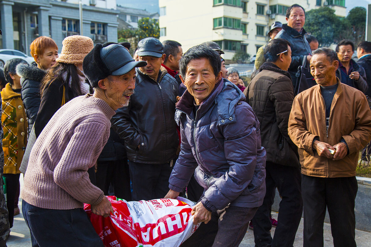 年轻劳动力不足人才外流2老龄化空心化人口结构危机未富先老3集体经济薄弱产业链发展缓慢配套不齐全请对双桥村面对的三大问题提出详细建议1000字