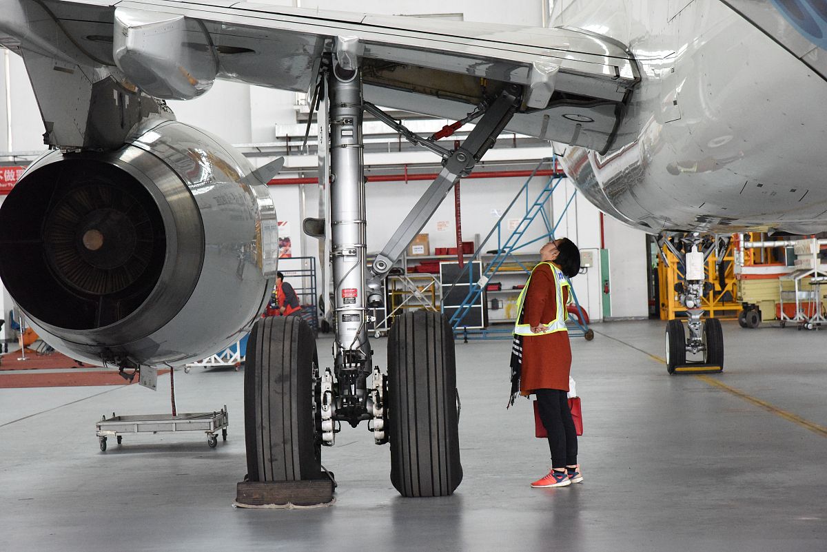 你正在撰写论文飞机发动机维修技术的发展历程请总结分析早期飞机发动机维修技术的发展写成一段话格式不少于500字。