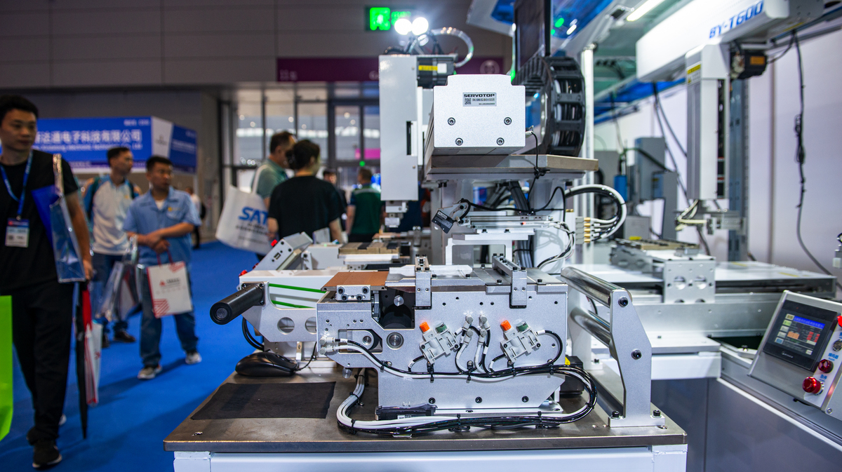 改写：这次参观对我来说是一次非常宝贵的经历让我学到了许多专业知识同时也开阔了我的视野和思路。我希望这样的活动能够继续推广为更多的学生提供实践机会和学习资源。通过了解鸿元轴承的生产流程和技术特点我深刻认识到新时代制造业快速发展对于人才的需求和对于技术创新的推动作用。我也明白了互联网+等新技术在传统制造业中的应用以及数字化制造和智能制造对于制造业的革命性影响。我相信自动化技术在未来的制造业发展中将扮演