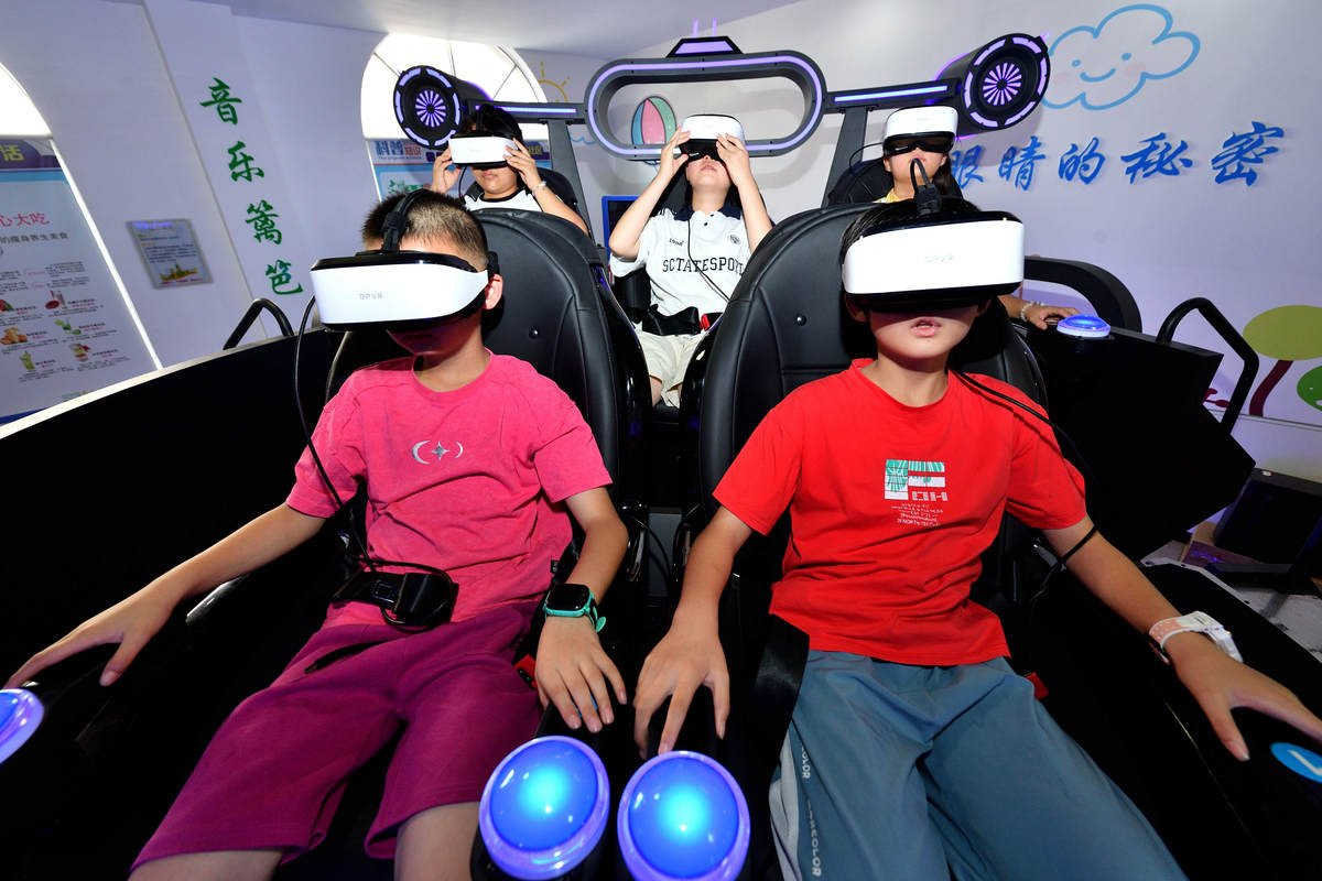 随着技术的不断进步虚拟现实正逐渐渗透到各个领域。在教育领域VR技术被广泛应用于学习和培训为学生提供更身临其境的学习体验。Cave作为一种创新的VR模式为教育带来了全新的可能性。CAVE大屏由多台投影仪、立体显示系统以及声音系统组成创造了交互式的三维虚拟环境让用户能够身临其境地体验虚拟环境。举个例子在煤矿工作面采煤机虚拟实验项目中我们可以应用CAVE技术来构建一个沉浸式的虚拟煤矿工作面环境。这段话有