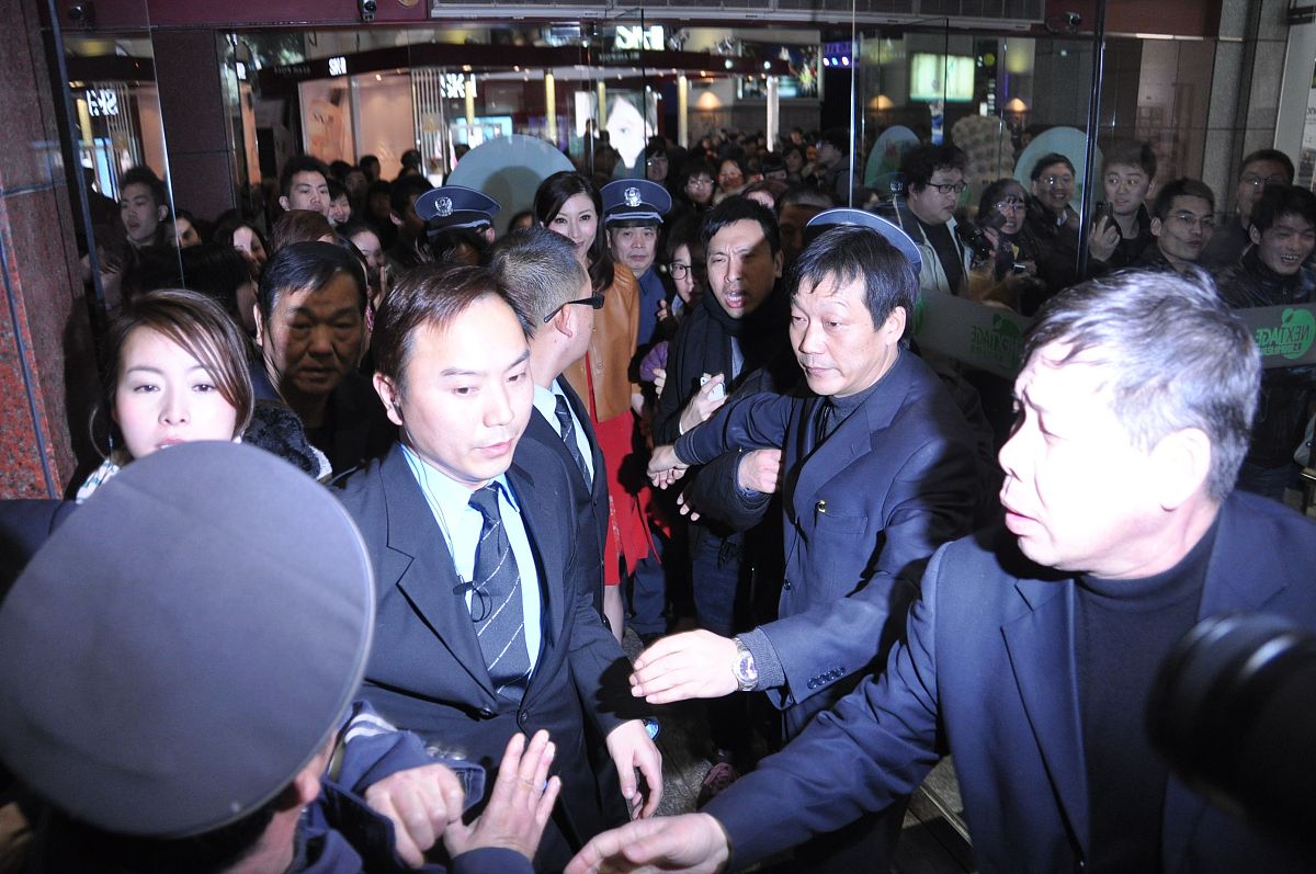 2012年3月10日,上海,李嘉欣现身某商场引起混乱.  李嘉欣+++_+++国内