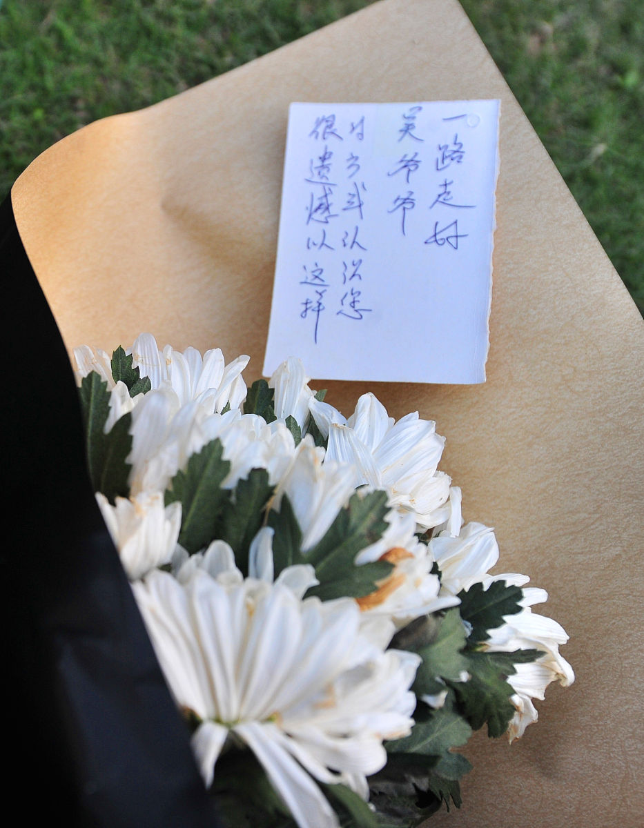 给已故亲人照片前摆素面的习俗?