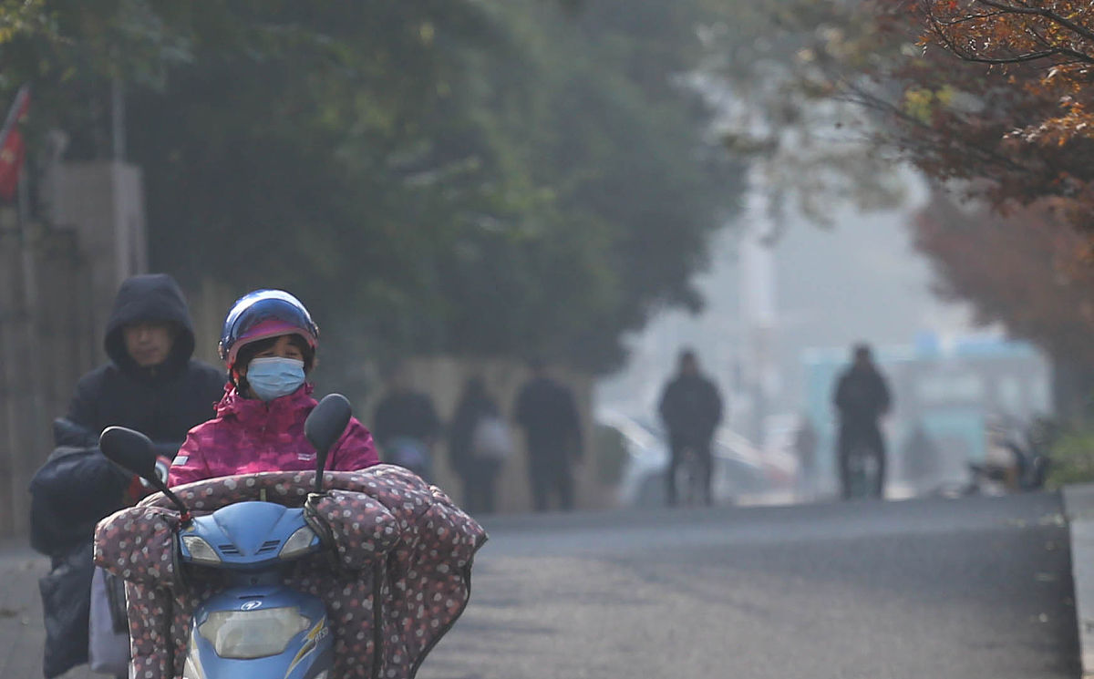 用忧愁的语气重新编辑以下内容今年的清明节前后不论是超级计算机还是中央气象台的预测都显示中东部地区将会受到较强的冷空气活动的影响导致气温骤降。