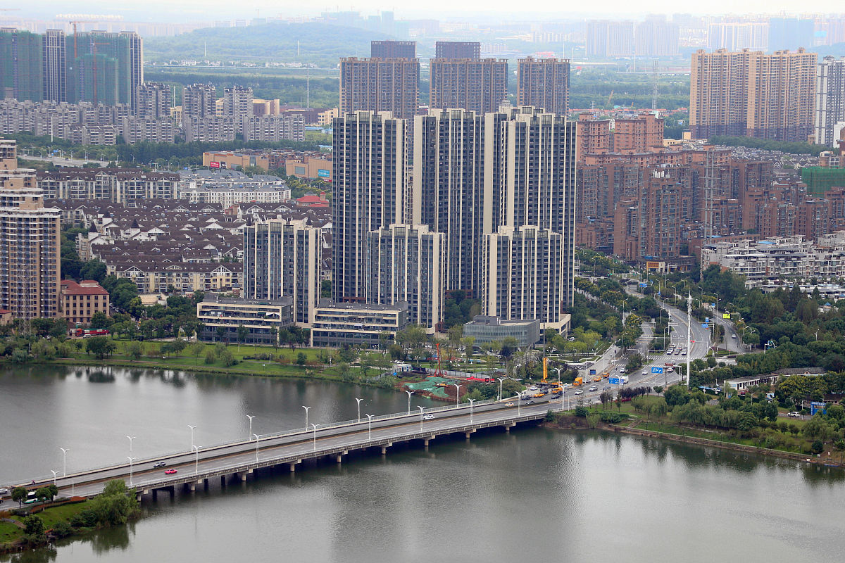 2021年8月27日,湖北武汉东西湖区,航拍金银湖畔城市高楼景观.