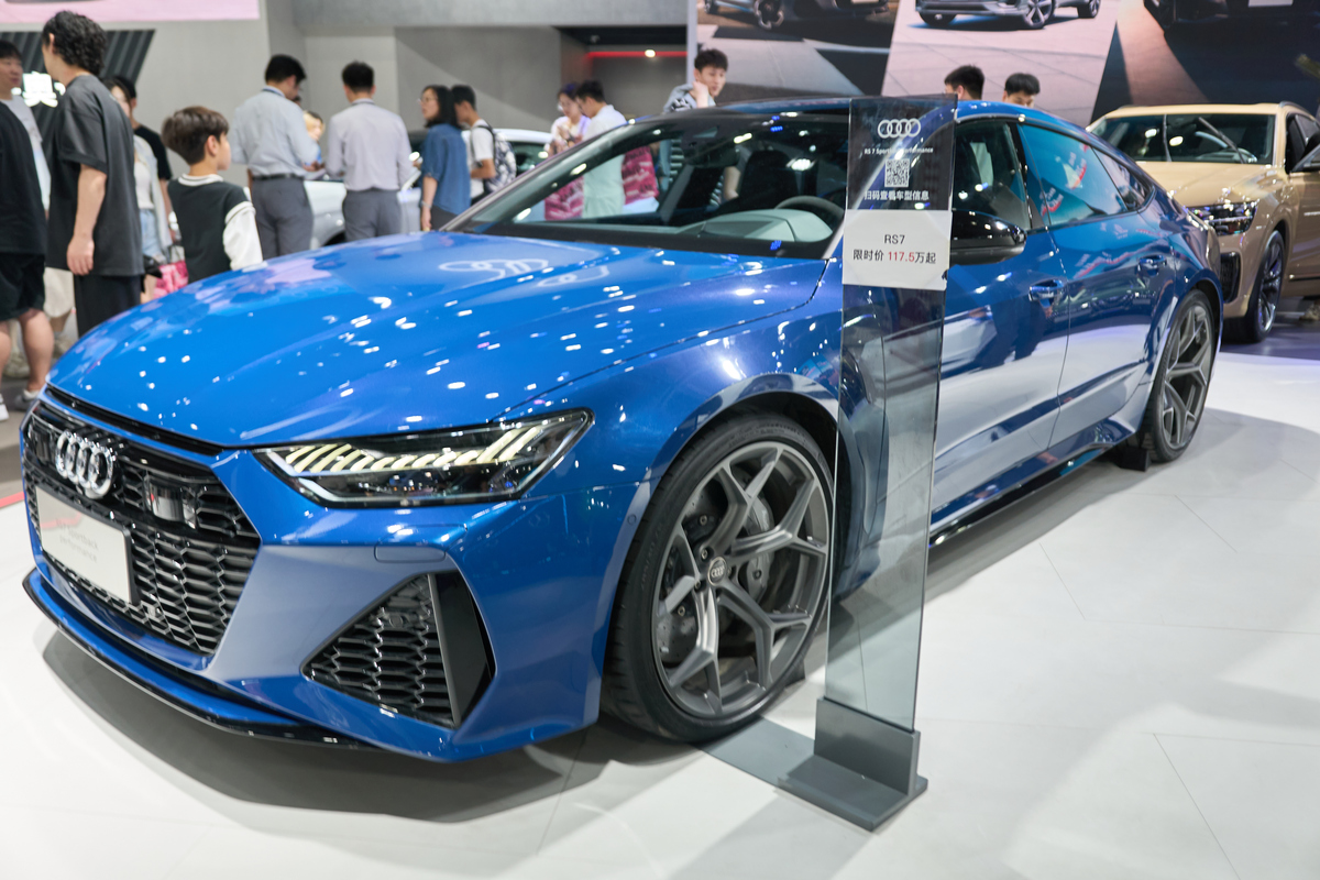 我是奥迪a4l车主 写一篇 奥迪a4l和深蓝s7 的对比试驾报告 字数2000字左右