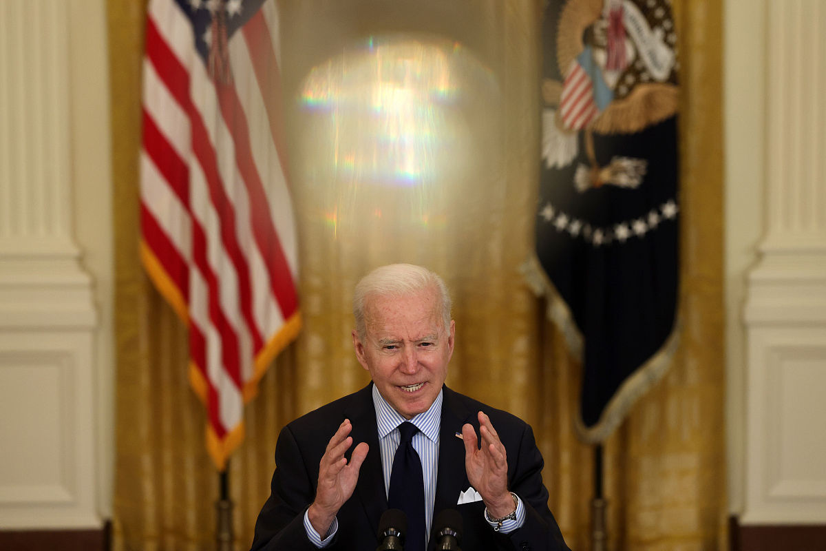 陪我聊天你出一个话题换一个美国？不太了解可以介绍一下吗？美国现任总统如何可以预测一下下一任总统吗？根据历史数据和现有趋势进行推断和预测一个名字