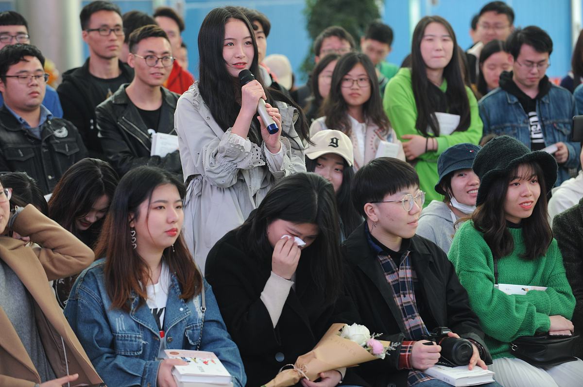 2019年3月24日,人民文学奖得主,"80后"作家笛安携获奖新作《景恒街》
