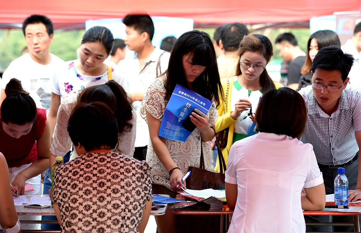 润色这句话这个月我做的更多的是将自己的经验去告诉新的组长观察和指导新组长上岗过程中出现的问题并且去观察组内适合组长的优秀人才为勤工助学组长队伍添砖加瓦做出贡献。