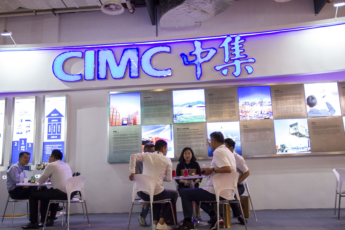这段话分析了我国铁路集装箱多式联运推广的关键因素是各种运输方式之间的联系。为了实现这一目标，需要改进和完善每种运输方式的集装箱运输管理信息系统，建立物流信息共享平台和客户服务系统，以保障物流信息的透明化和可视化，同时满足客户实时查看了解货物物流信息的需求。通过这些措施，可以推动我国铁路集装箱多式联运的信息化、智能化发展，从而提高物流效率和服务水平，促进经济发展。
