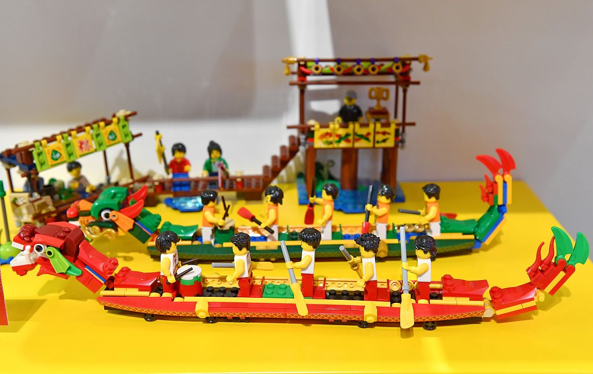 请给我生成一份详细的教程关于如何用乐高拼成一份蒸汽机离心调速器包括所需零件拼搭方式完成效果