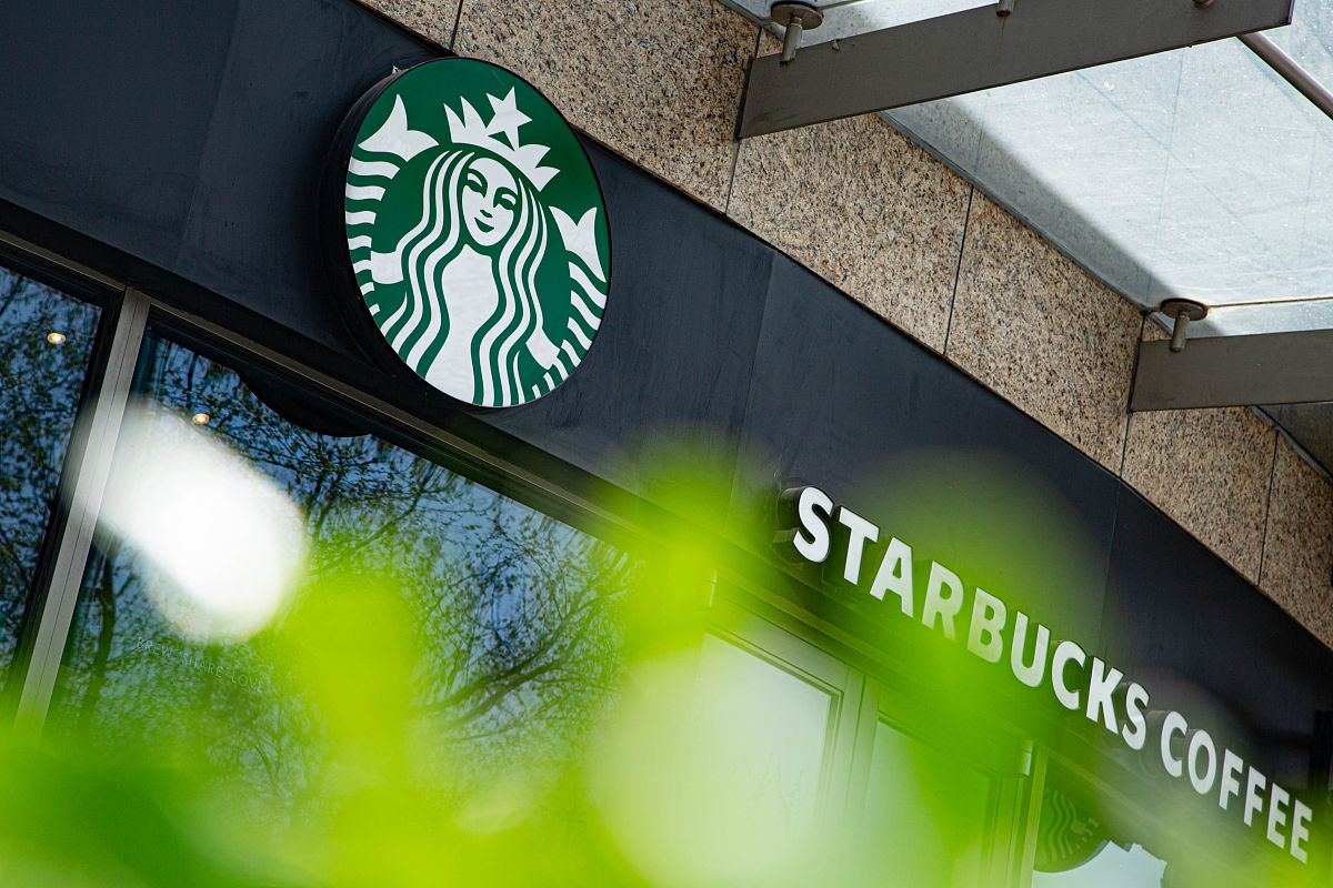 星巴克：全球咖啡巨头，从豆子到文化
