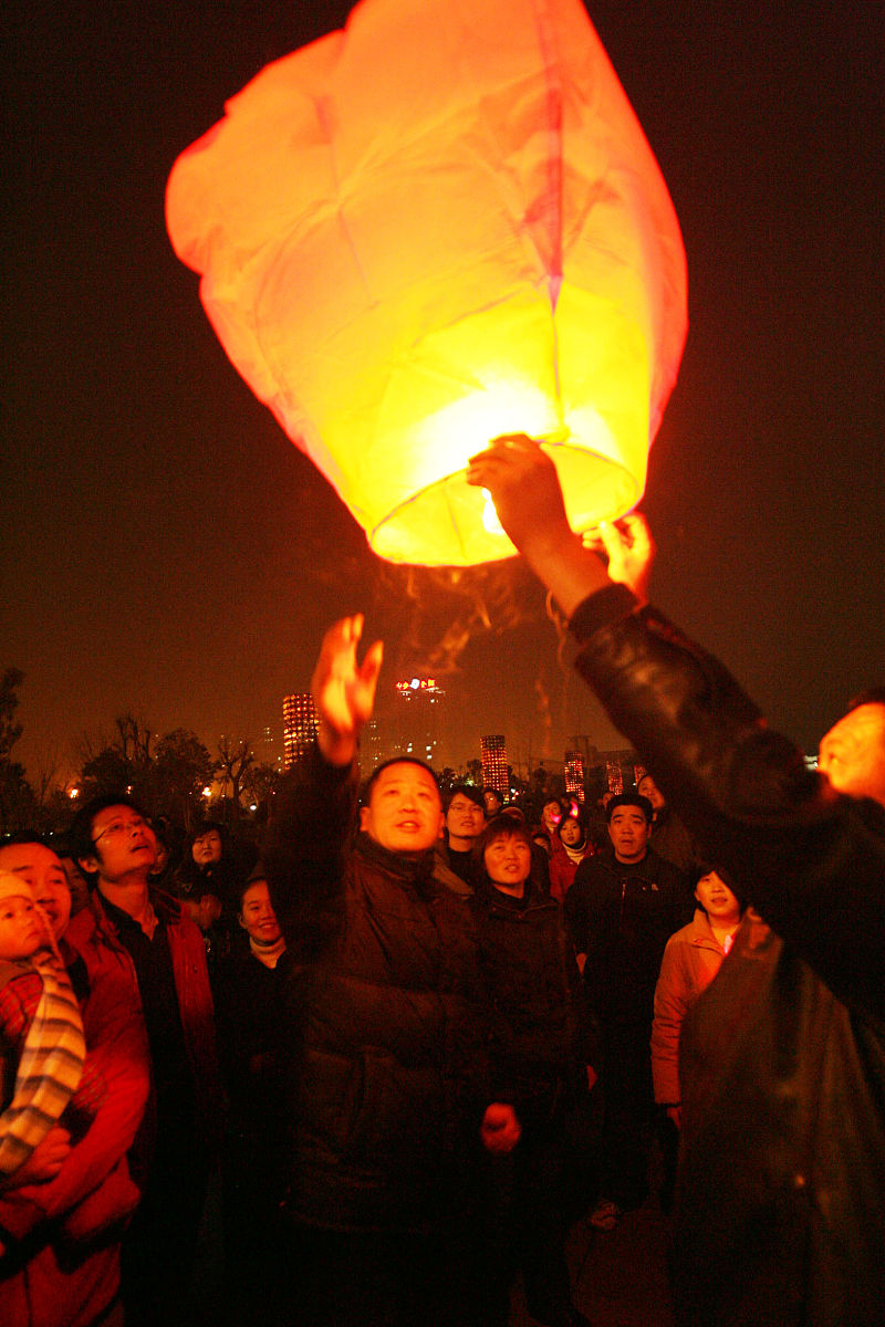 请600字博客文章主题是：孔明灯怎么放