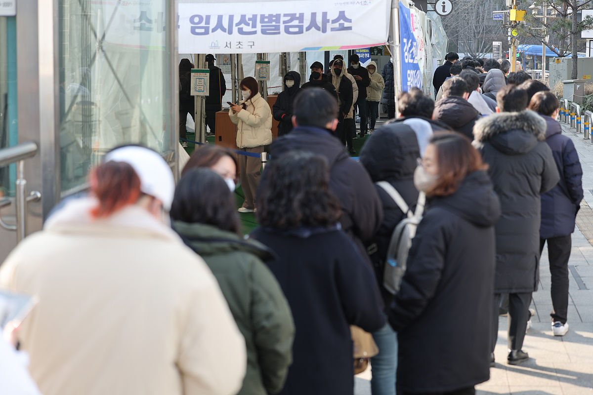 当地时间2022年1月26日,韩国首尔,民众排队进行新冠检测.据韩联社报道