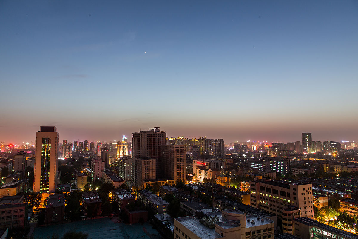 2018年5月23日晚,站在高处欣赏夜幕下的济南城,城市建筑的景观灯亮起,