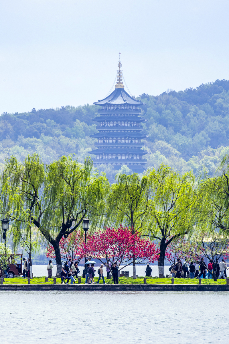 2026年4月1日,<strong>杭州</strong>,白堤桃红柳绿游人如织.