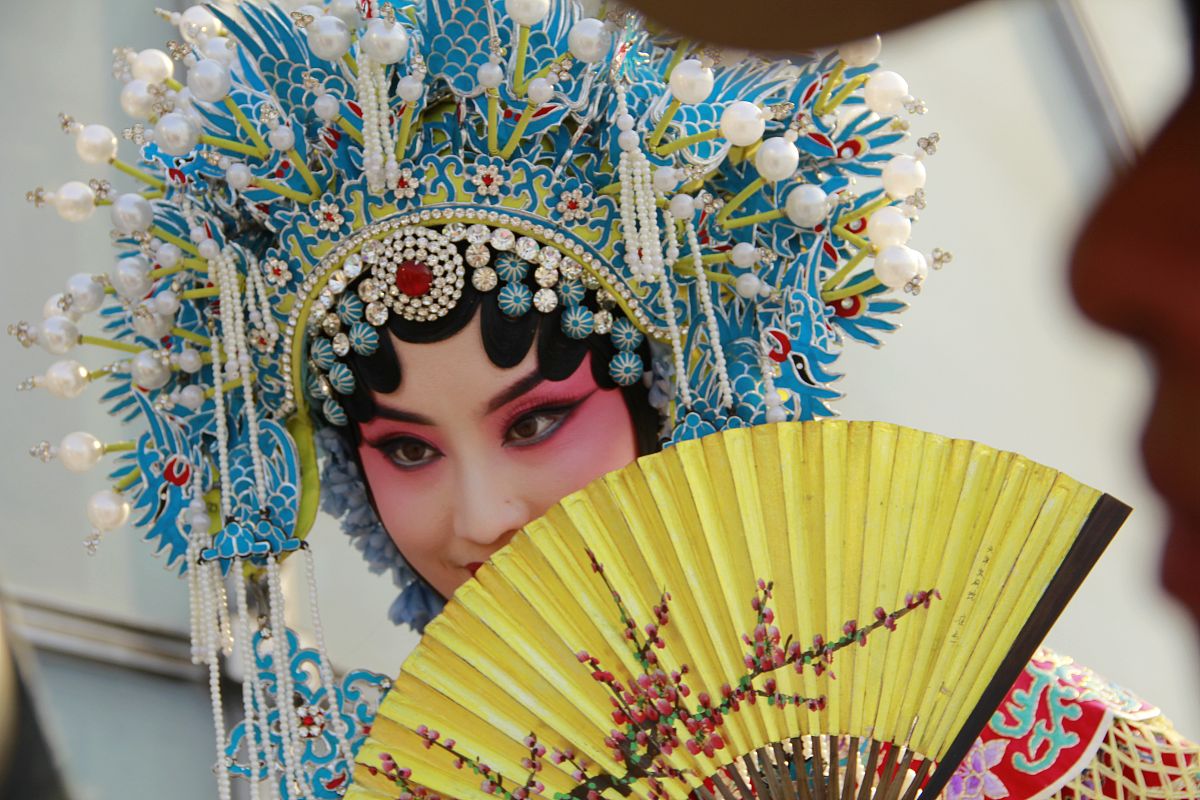 2019年5月9日,天津市一位京剧演员在文化中心的"水上月"地标表演《贵
