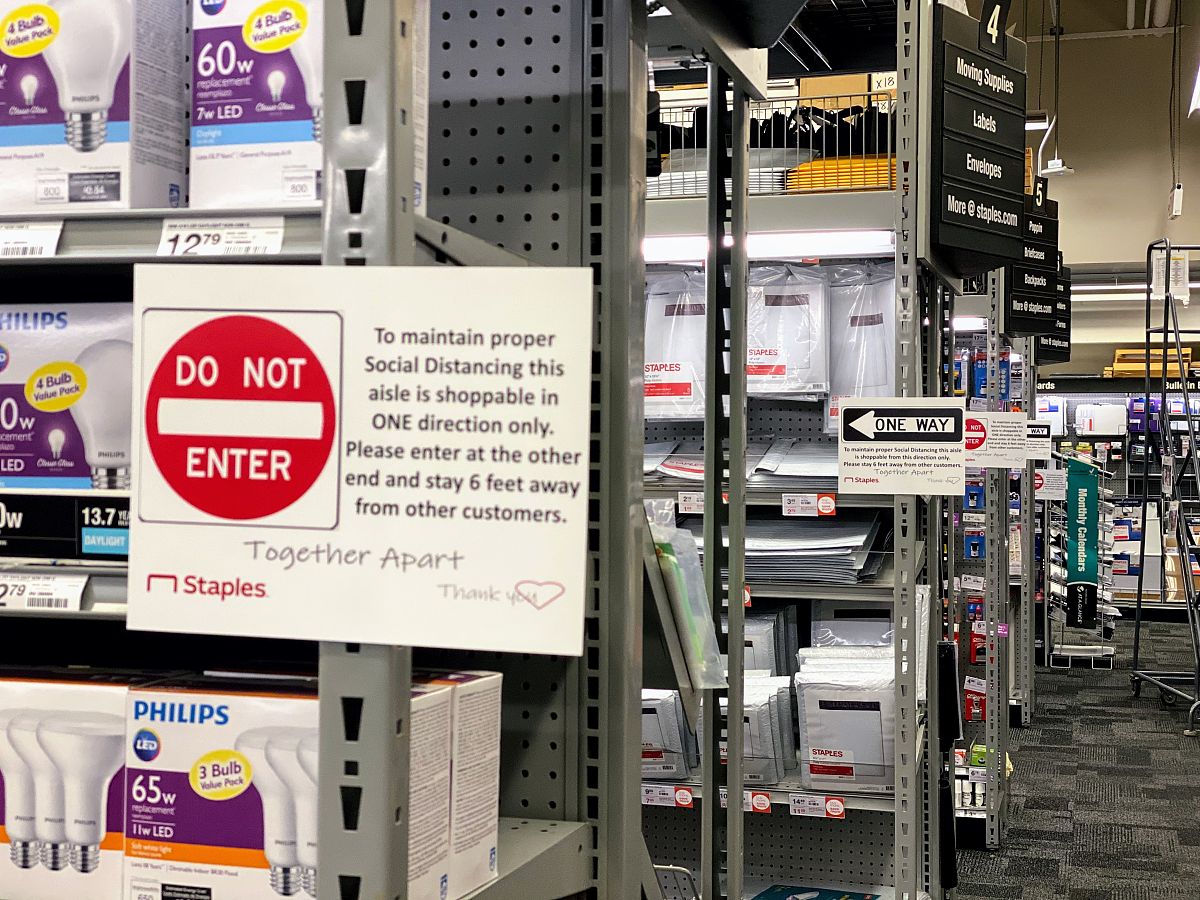 作为一名沃尔玛跨境电商卖家因为运营将物流模板设置了快递不能送达的地区现在需要取消发货请帮我写一封英文邮件联系客户取消订单