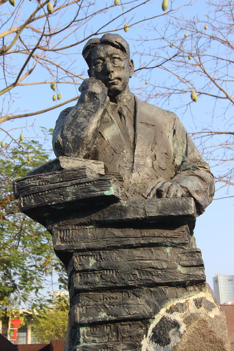 2021年2月16日,广东东莞,中心广场张萌麟雕像.