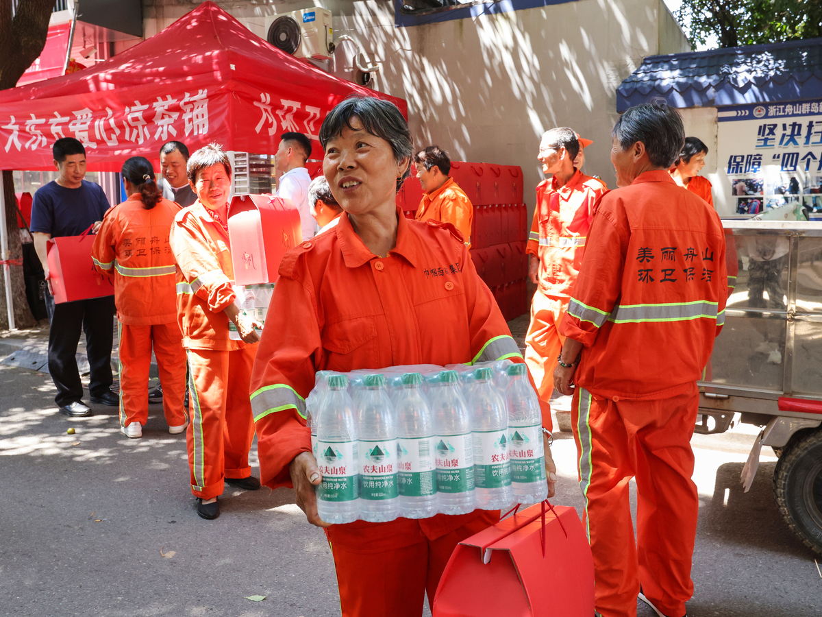 平凡外表，闪耀精神：环卫工人的真实写照