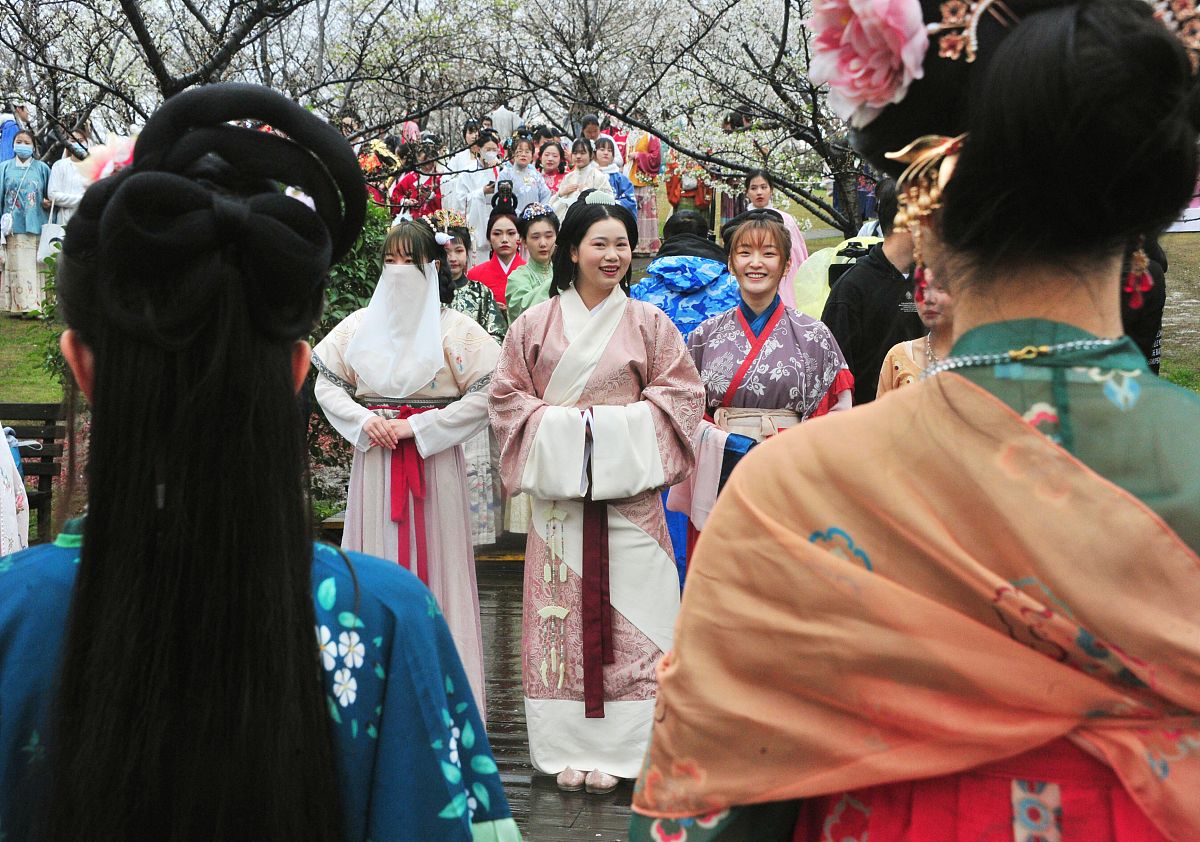 南太湖樱花节打卡攻略：汉服赏樱、市集逛吃、寻找樱花女神！