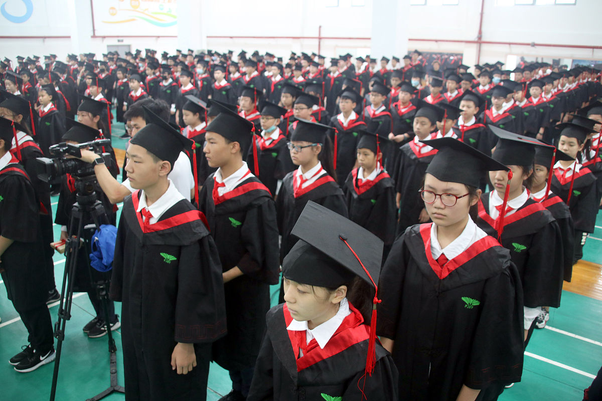 2020年7月17日,江苏省苏州市平江实验学校身着"小博士服"的孩子们在参