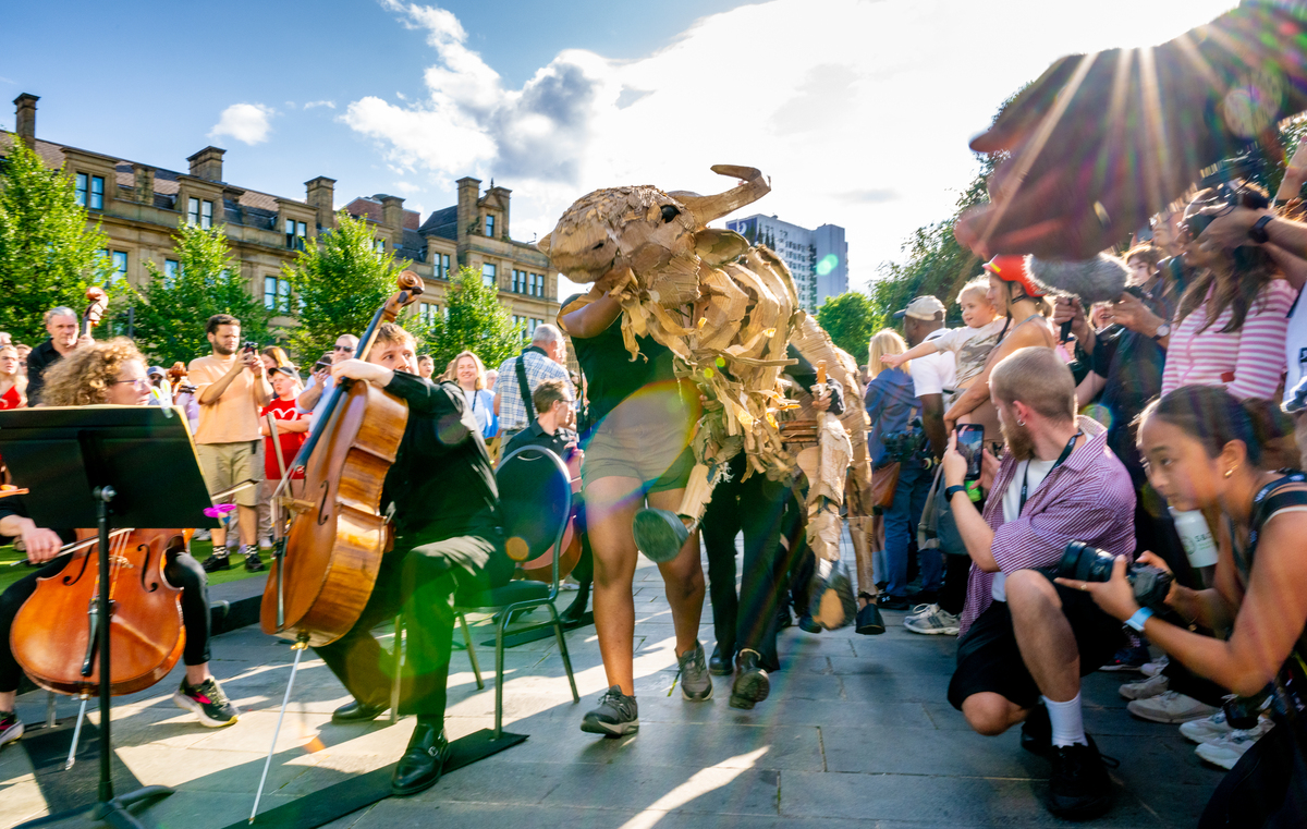 翻译以下内容2023年5月22日根据最新的文化和娱乐新闻全球各地的音乐制作人和音乐爱好者将参加一场名为音乐奇迹的音乐节。这场音乐节将在澳大利亚悉尼举行为期三天将汇集来自世界各地的顶尖DJ和音乐家为观众带来最新的音乐作品和经典的音乐曲目。此外音乐节还将包括各种文化活动和艺术品展览以及美食和娱乐设施。音乐奇迹音乐节是一次全球性的音乐盛宴将为参与者提供一个难忘的音乐体验同时也为文化和艺术的发展做出了贡献