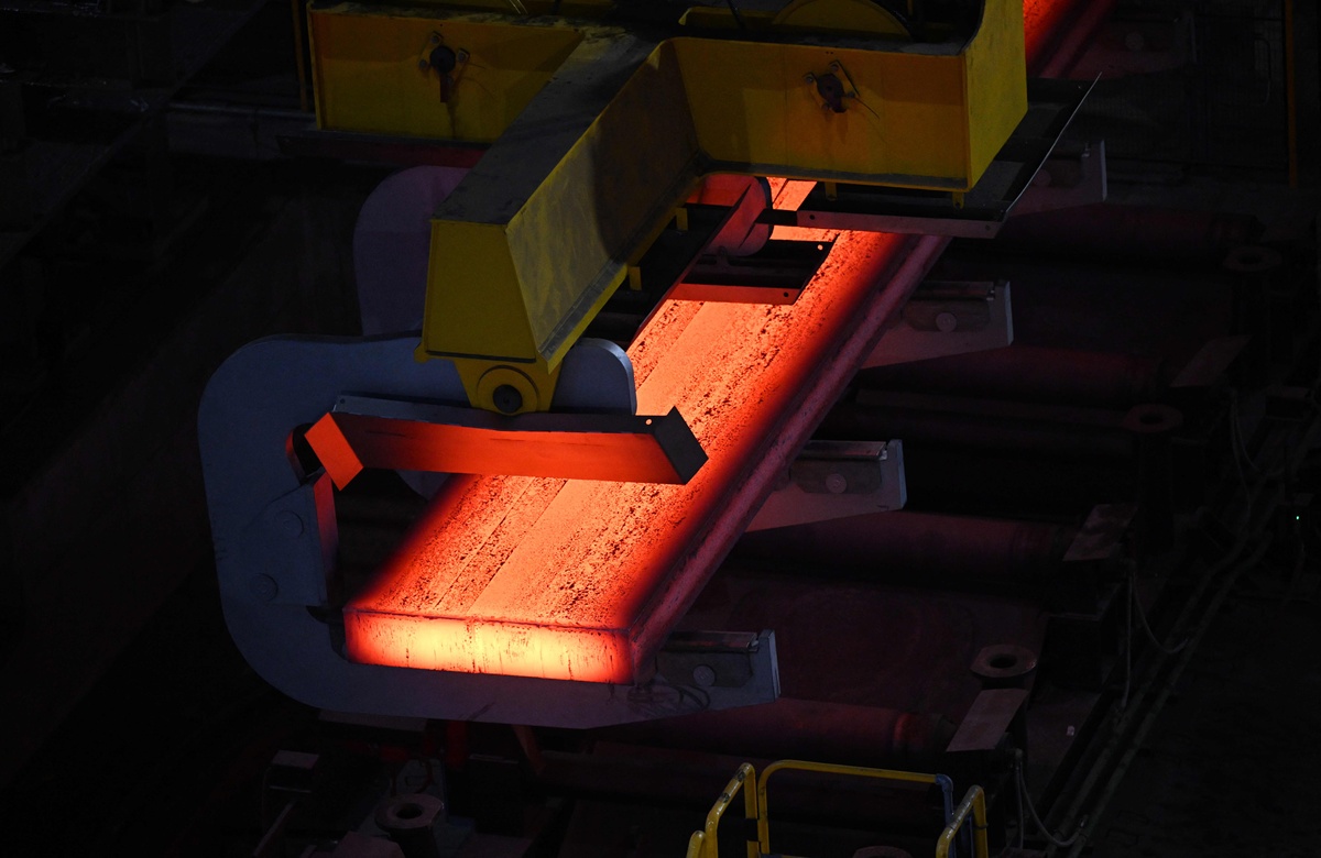 写一个800字简介要求有关键词钢铁无损检测；摩擦磨损；金属磁记忆；钢铁作为一种铁磁材料具有高磁导率、高韧性、高强度、易加工等优良性能被广泛应用于汽车、压力容器、模具、机床等制造业领域。但是钢铁在人类生产生活中发挥关键作用的同时也不可避免地会因为承受各种类型的工作载荷而发生材料失效。对于运行中的钢铁机械构件来说零部件摩擦副表面因摩擦磨损而失效是其主要的失效形式之一据不完全统计大约80的机械零部件失效