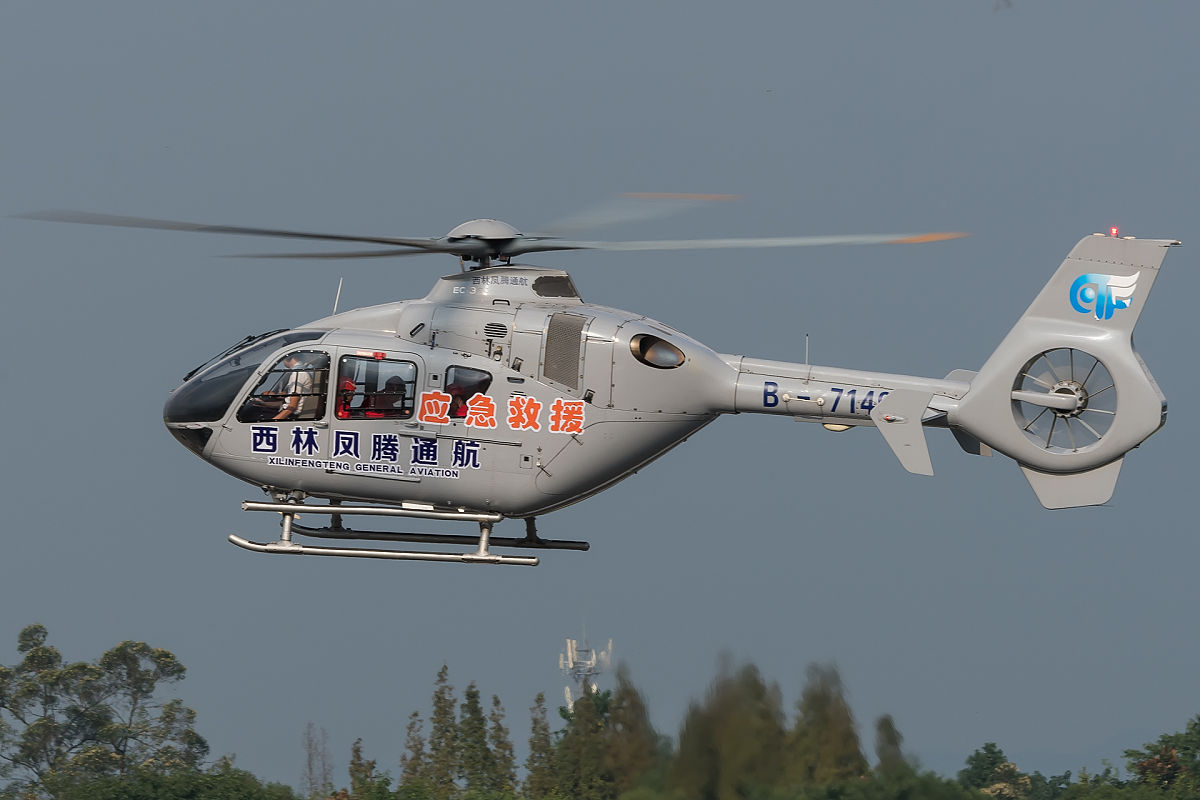 请问基地应该同时派遣几架 Mi-26 型运输直升机运送医疗物资使得所有直升机飞行总距离之和最短。另外运输直升机派送完所载的全部货物后中途不 1能加油需要返回基地