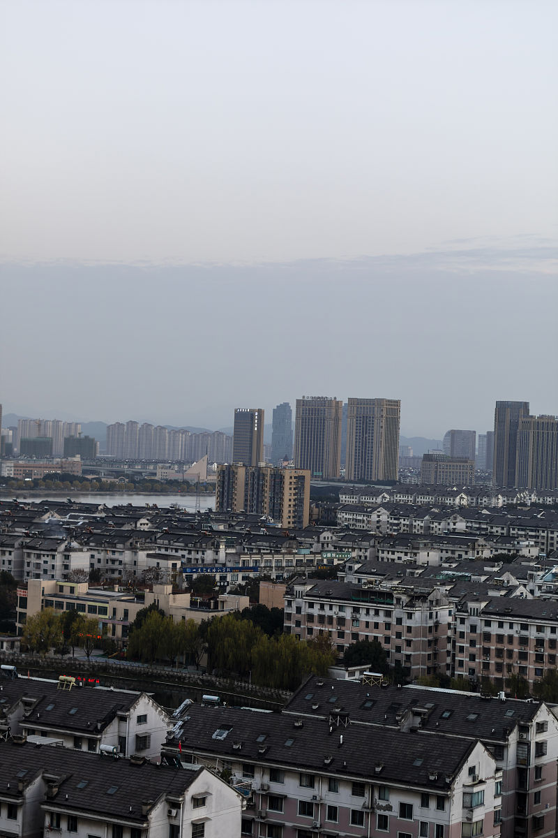 2021年12月23日,浙江绍兴,受冷暖空气影响,傍晚云彩如线条.