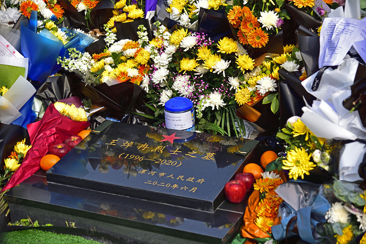 2021年2月27日,河南省漯河市,各界群众争相赶往烈士陵园,祭奠王焯冉烈