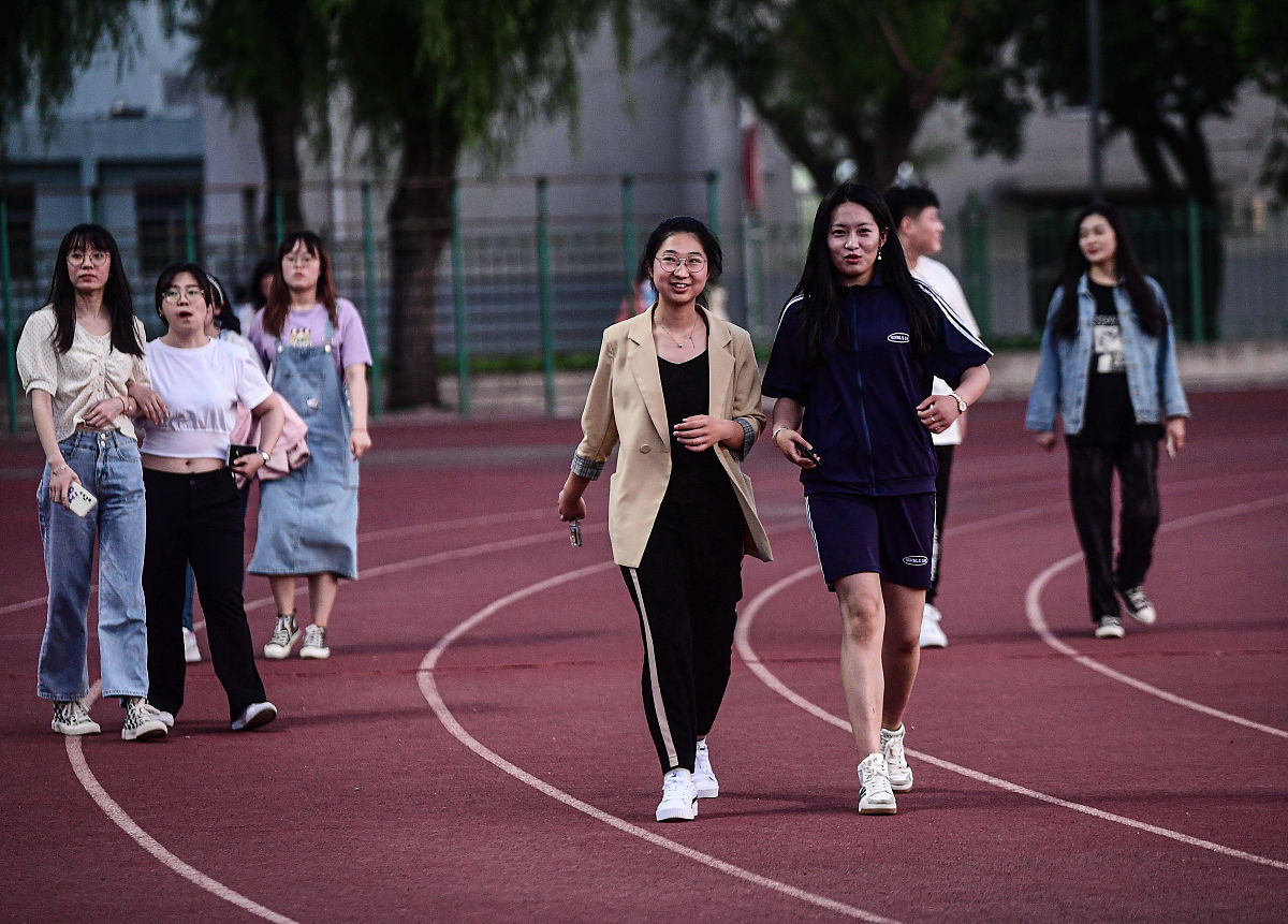 短视频拍摄脚本1 片头：展示校园内的运动场景字幕介绍今天你运动了吗？2 采访：采访校园内的学生了解他们的运动情况和看法如运动习惯、运动方式、运动时间、运动的好处等等。3 专家讲解：通过专家的讲解宣传和普及运动的重要性和好处如运动可以提高心肺功能、促进血液循环、增强免疫力等等。4 片尾：展示校园内的运动场景和运动设施字幕介绍运动让你更健康等。将这个短视频脚本丰富一下并用分镜头表格的形式呈现给我