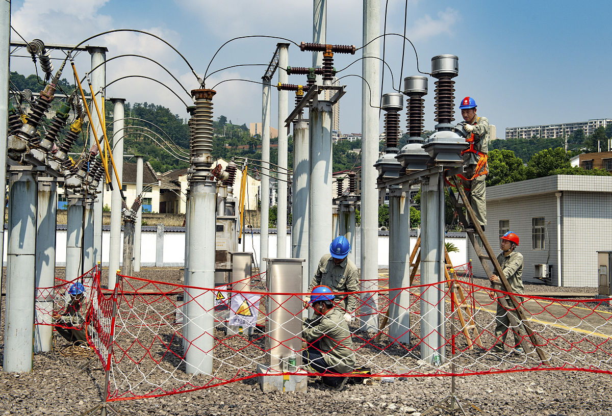 降重这段话 对于220～500kV系统装设断路器失灵保护的规定：1 线路保护采用近后备方式时对220～500kV分操作的断路器可只考虑断路器单相拒动的情况。2 线路保护采用远后备方式时由其他线路或变压器的后备保护切除故障将扩大停电范围并引起平生后果时。3 如断路器与电流互感器之间发生故障不能由该回路主保切除而由其他断路器和变压器后备保护切除又将扩大停电范围并引起严重后果时。一般断路器失灵保护必