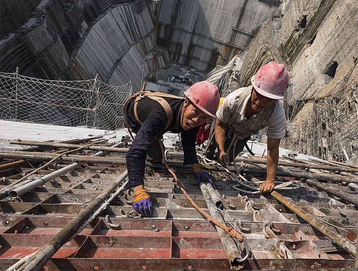 800字带标题原文如下：据经济参考报报道山东莱荣高铁三标段劳务分包商、河南省三捷实业有限公司实名举报称工程施工总承包单位中国建筑第八工程局有限公司涉嫌偷工减料莱荣高铁部分路基段螺纹桩施工存在质量问题该段大部分螺纹桩的施工桩长不满足设计要求存在重大安全隐患。专家说如果桩长过短将达不到把荷载传递到地基土深层、减少工后沉降的目的可能引起基础失稳进而造成永久性病害及安全隐患威胁行车安全。我们签