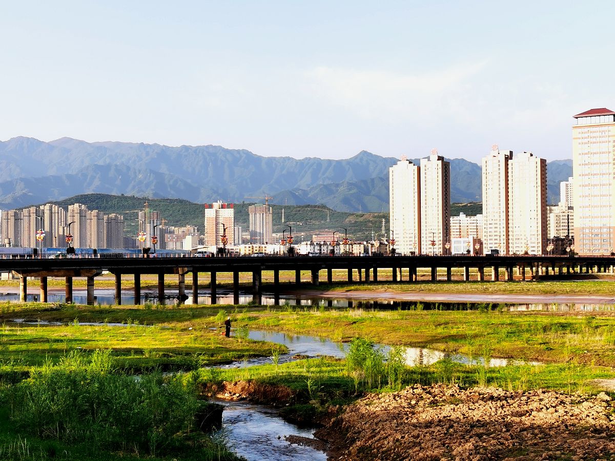 2020年5月15日,陕西宝鸡,渭河生态湿地公园晨景美如画.
