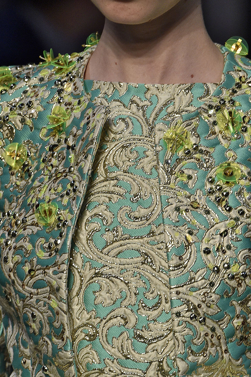 服装设计专业当前采用钉珠绣珠片绣大体风格为洛可可艺术风格制作服装请起一个有艺术气息的论文题目