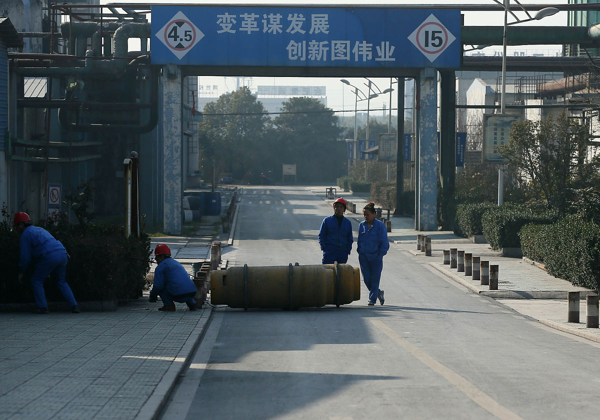 高速公路养护规范规定应急物资里的清水沙储备标准是多少根据《高速公路养护规范》规定应急物资里的清水沙储备标准应为：每公里应急车道储备1500升清水和1吨沙子。说的是应急物资而不是普通公路养护标准。高速公路应急物资储备标准给我找出来列明详细