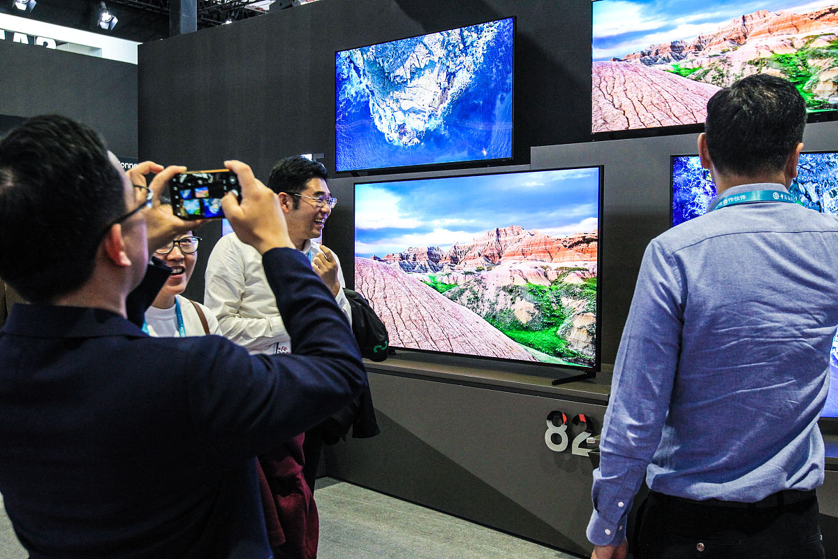 无人机投影项目与传统投影对比优势在哪 至少十个点 最好用 四字词语 概括并阐述理由理由包括与传统投影的对比