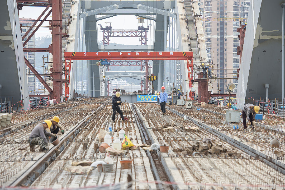 2021年4月4日,广西梧州市西江四桥施工现场,工人们忙碌着拆除塔架,桥