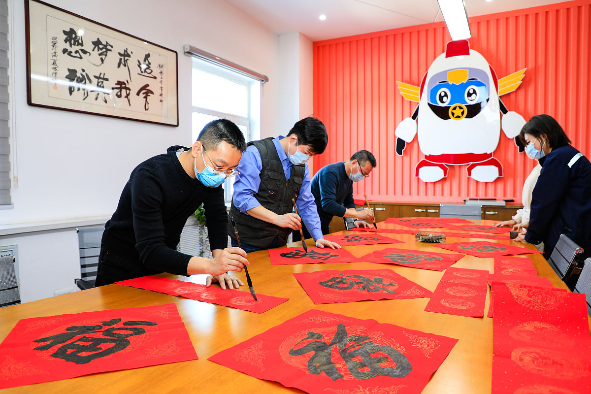 2021年2月<strong>4</strong>日,书法家正在创作对联和福字.