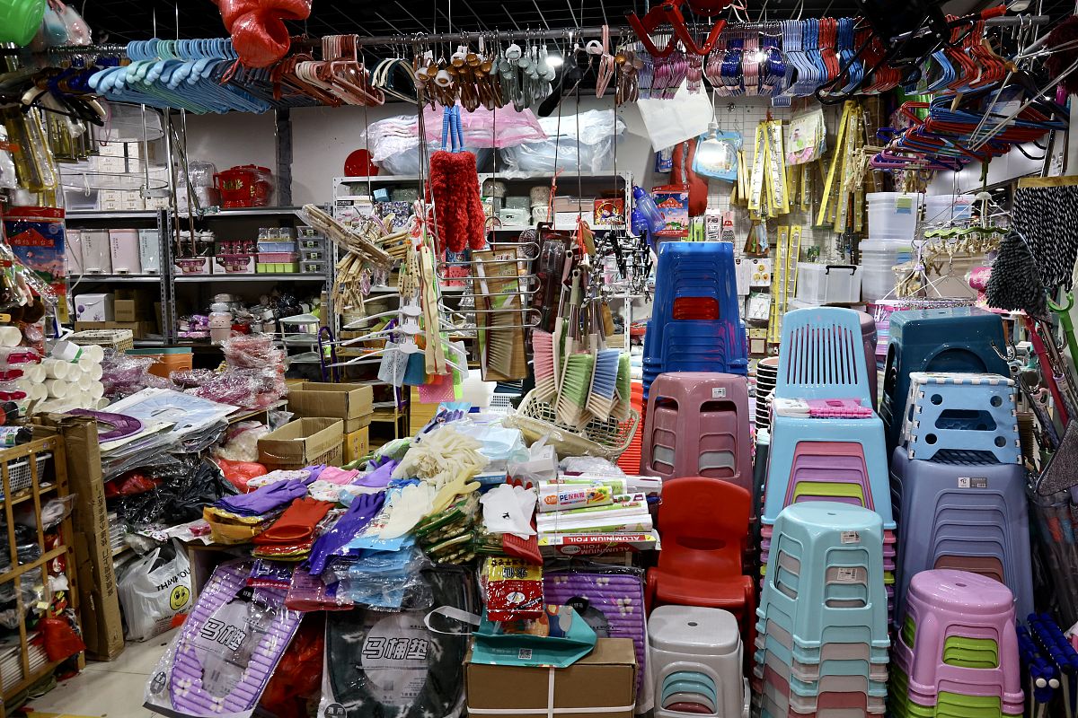 2021年1月19日,浙江湖州市小商品市场,小商品市场的各种日常用品.