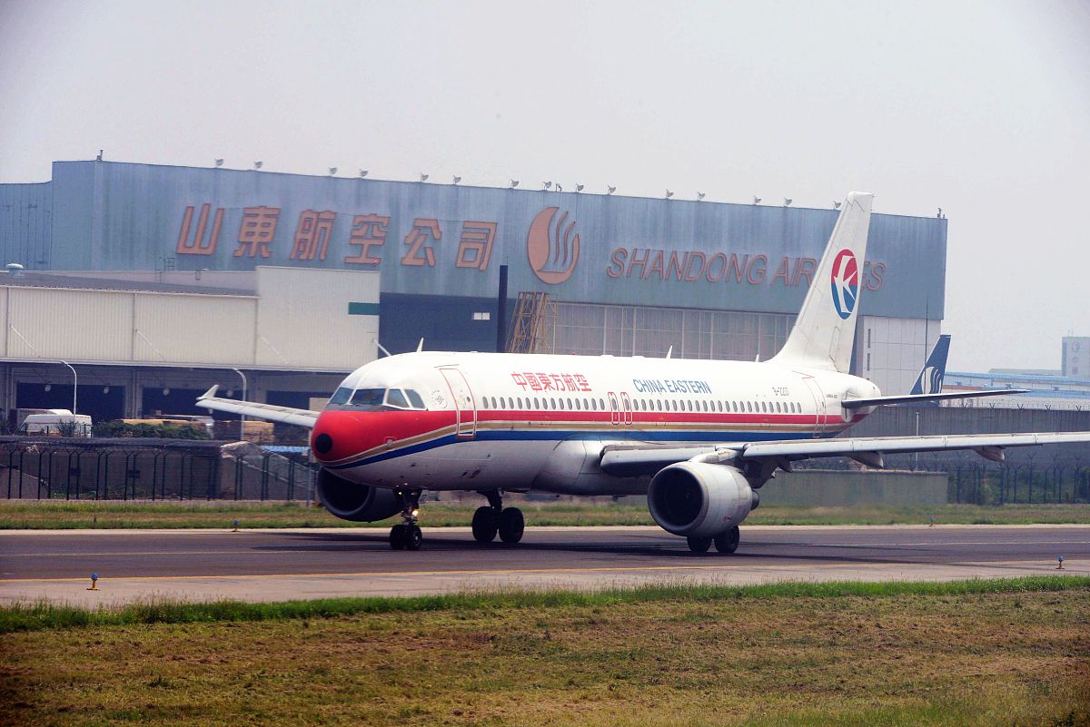 东方航空飞机上是否有手机充电插座？