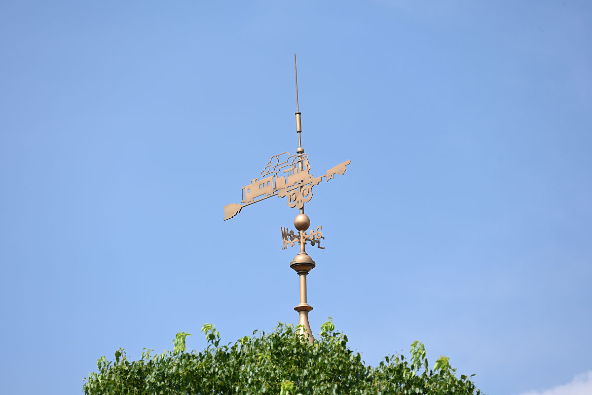 2021年7月29日,台风"烟花"过后的上海迪士尼乐园,天空碧蓝如洗,进入出