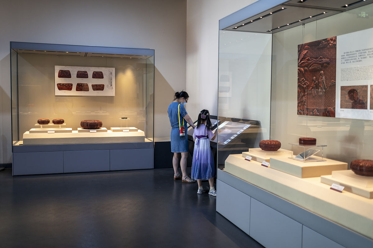 2021年9月4日,杭州,浙江博物馆"重华绮芳"宋元明清漆器艺术陈列展吸引