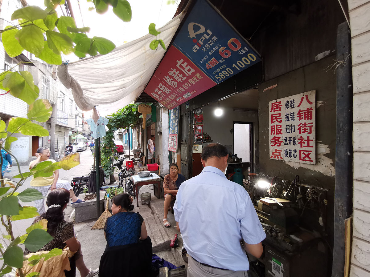 写一篇题目为《科学规范外摆疏导点守护城市治理烟火气》的基层建议要求有很多数据并且标明数据出处。包含山西晋城一刀切禁止露天烧烤和山东淄博鼓励烧烤经济的思考。