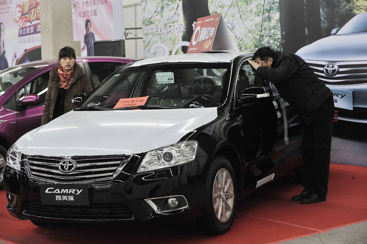 2010年3月7日 沈阳汽车展在辽宁工业展览馆举行,市民选购汽车.