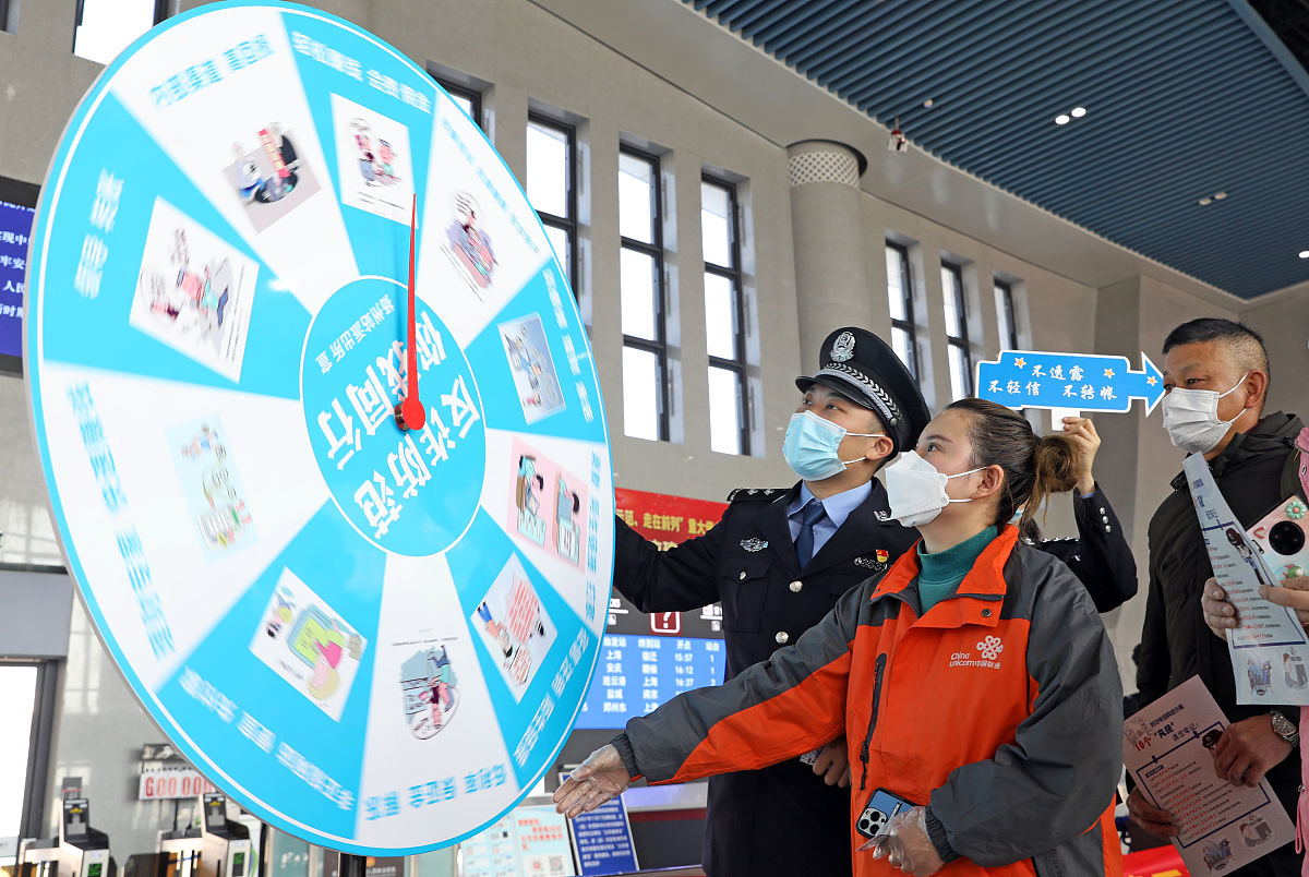 特警巡逻大队光盘行动简报：打击盗版，维护社会秩序