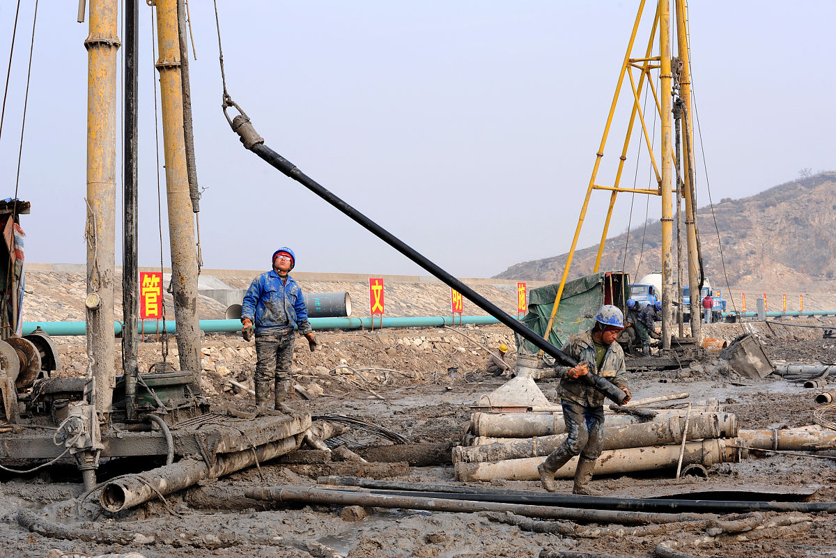 采用三轴搅拌桩机桩直径为Φ850间距：600mm水灰比15-2采用PC425复合硅酸盐水泥水泥掺量20；一副米要多少水泥量