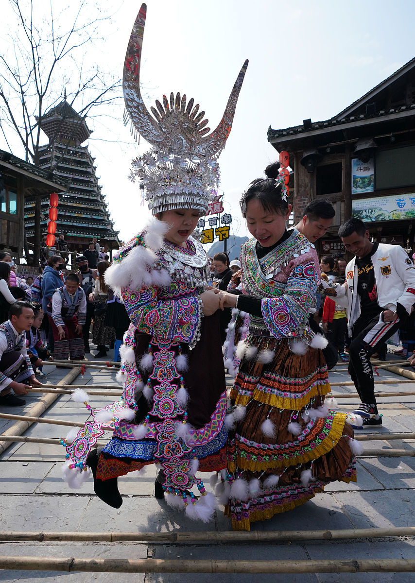 2021年3月2日,在广西柳州融水苗族自治县梦呜苗寨,几名苗族女纪检监察
