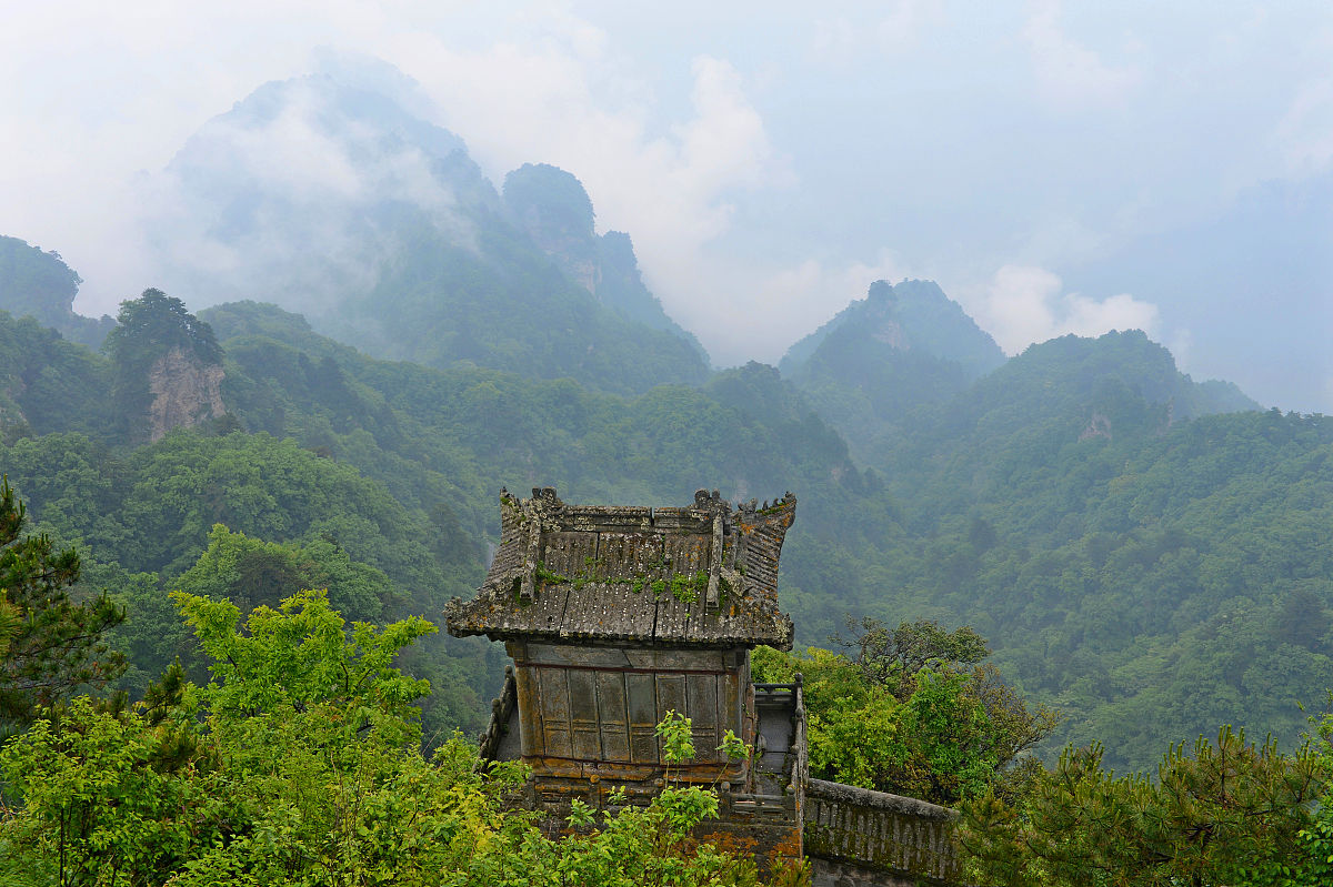 帮我编辑一条发朋友圈的文案描绘心情武当山旅游不要太极和气功