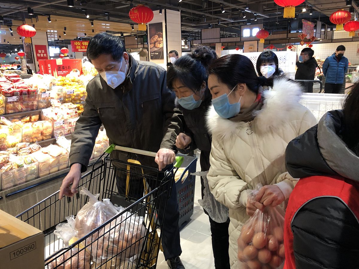 2020年1月26日,河南新乡,市民们在超市采购鸡蛋.